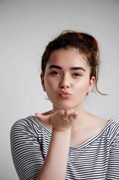 Ayakta ve beyaz arka plan üzerinde öpücük gönderme şirin güzel bayanı. Uçan öpücük, aşık kadın .