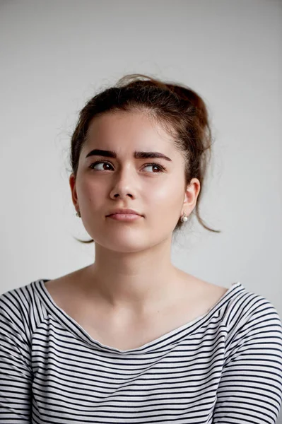 Bir güzel genç seksi kadın esmer, doğal makyaj, duygular düşünüyorum, inanıyorum, bekliyoruz, varsayalım, hayal, demek, hatırlıyorum, hatırlıyorum, hatırlamak, anmak, rüya ifade portresi