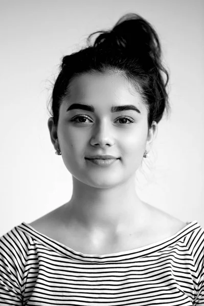 Portrait de jeune belle fille aux yeux bruns et aux cheveux noirs.Beauté naturelle, à la peau propre et éclatante., noir et blanc — Photo