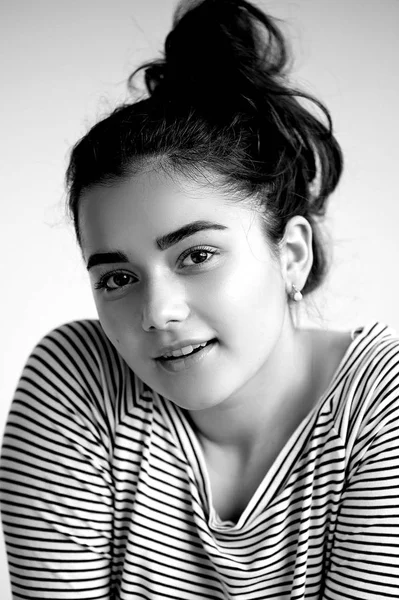 Portrait de jeune belle fille aux yeux bruns et aux cheveux noirs.Beauté naturelle, à la peau propre et éclatante., noir et blanc — Photo