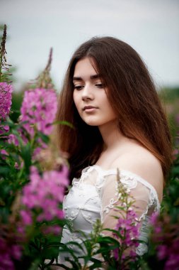 Güzel gelin parlak dantel elbise. Ivan-çay ile alan. Doğal güzellik, en az makyaj ve bağsız kıl. Doğanın bir çocuk