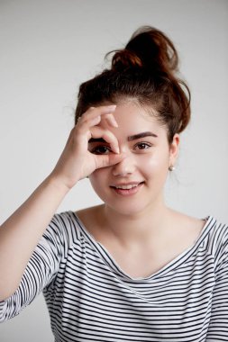 Genç güzel esmer kahverengi gözleri ve siyah saçlı. Bir memnun gülümseyen. Yerleşmek için