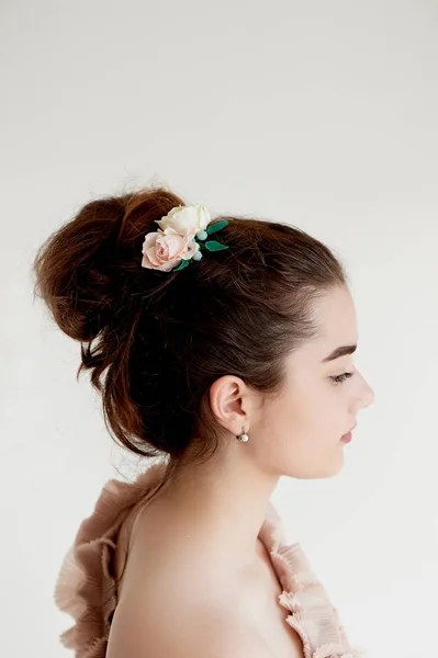 Gyönyörű lány, Fekete hajú és világos porcelán bőr portréja. Haj, egy zsemle. Kézzel készített haj tartozék — Stock Fotó