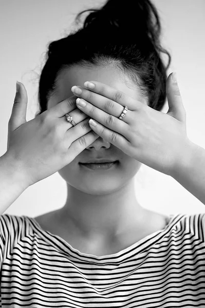 Emociones. Retrato facial de cerca. Niña sobre un fondo claro cierra sus ojos, en blanco y negro —  Fotos de Stock