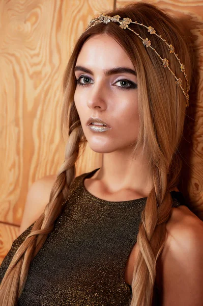 Schöne Mädchen Modell im Studio Shooting Schönheit. Goldschminke, lange Haare, goldenes Oberteil. warm — Stockfoto