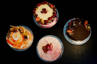 Farklı kek sorunsuz olarak döndürün. Çikolata, havuç, yoğurt ve çilek.