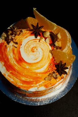 Havuçlu kek. Parlak, sulu ve alışılmadık bir pasta. Sulu ve inanılmaz fıstıklı karamelli kek tabakası başarıyla vurgular.