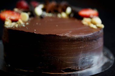 Çikolatalı kiraz kek çilek, bisküvi ve çilekli kek ile dekore edilmiştir. Yemek pişirme sanatı, bir başyapıt