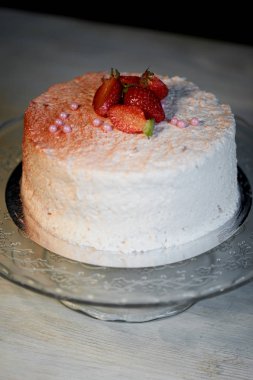 Pasta şefi Pastayı keselim. Çilekli yoğurt kek. Tereyağı sünger kek krem-bazlı canlı çilekli yoğurt ile kaplı oluşur. Doldurma: taze çilek ve çilek confit. Delicesine