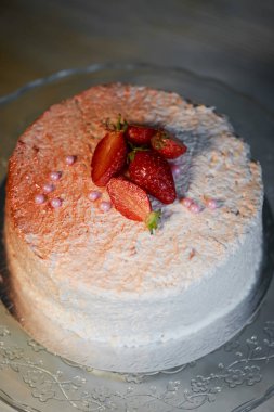 Pasta şefi Pastayı keselim. Çilekli yoğurt kek. Tereyağı sünger kek krem-bazlı canlı çilekli yoğurt ile kaplı oluşur. Doldurma: taze çilek ve çilek confit. Delicesine