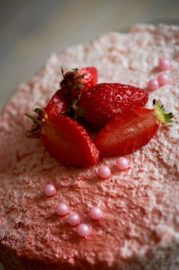 Pasta şefi Pastayı keselim. Çilekli yoğurt kek. Tereyağı sünger kek krem-bazlı canlı çilekli yoğurt ile kaplı oluşur. Doldurma: taze çilek ve çilek confit. Delicesine