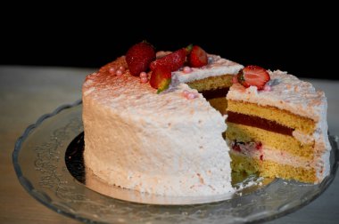 Pasta şefi Pastayı keselim. Çilekli yoğurt kek. Tereyağı sünger kek krem-bazlı canlı çilekli yoğurt ile kaplı oluşur. Doldurma: taze çilek ve çilek confit. Delicesine