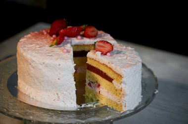 Pasta şefi Pastayı keselim. Çilekli yoğurt kek. Tereyağı sünger kek krem-bazlı canlı çilekli yoğurt ile kaplı oluşur. Doldurma: taze çilek ve çilek confit. Delicesine