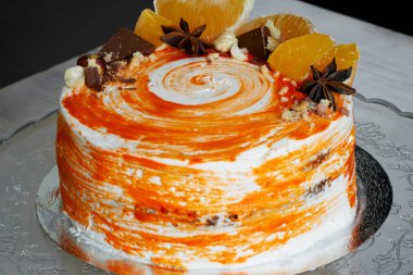 Havuçlu kek. Parlak, sulu ve alışılmadık bir pasta. Sulu ve inanılmaz fıstıklı karamelli kek tabakası başarıyla vurgular.