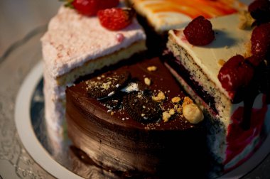 Pastayı farklı parçalarının sorunsuz olarak döndürün. Çikolata, havuç, yoğurt ve çilek.
