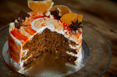 Havuçlu kek. Parlak, sulu ve alışılmadık bir pasta. Sulu ve inanılmaz fıstıklı karamelli kek tabakası başarıyla vurgular. Pasta şefi pasta kesme.