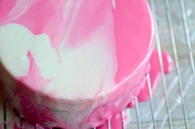 Muscovy kek çilek kremi ve Stroiteley. Köpükleri iki tür oluşur. İlk köpüğü beyaz Belçika çikolata ve krema, ikinci doğal çilek çilek püresi. Bu pasta