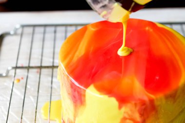 Ayna sır döküm işlemi bir kek üzerine yuvarlak oturum. Mousse.Yellow