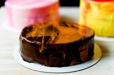 Pasta çikolatalı pralin, mousse kek mousse çikolatalı pralin. Kaba kesilmiş. Bu vanilyalı kek, çikolatalı Mus karanlıktan Belçika çikolata Barry fındık pralin bir tabaka ile oluşur.