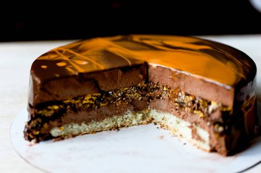 Pasta çikolatalı pralin, mousse kek mousse çikolatalı pralin. Kaba kesilmiş. Bu vanilyalı kek, çikolatalı Mus karanlıktan Belçika çikolata Barry fındık pralin bir tabaka ile oluşur.