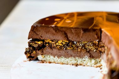 Pasta çikolatalı pralin, mousse kek mousse çikolatalı pralin. Kaba kesilmiş. Bu vanilyalı kek, çikolatalı Mus karanlıktan Belçika çikolata Barry fındık pralin bir tabaka ile oluşur.