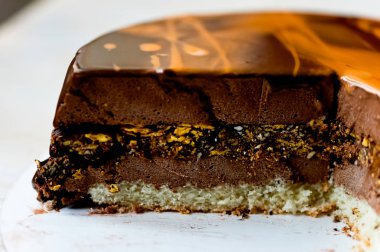 Pasta çikolatalı pralin, mousse kek mousse çikolatalı pralin. Kaba kesilmiş. Bu vanilyalı kek, çikolatalı Mus karanlıktan Belçika çikolata Barry fındık pralin bir tabaka ile oluşur.