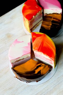 Burada üç böyle harika set mousse kek