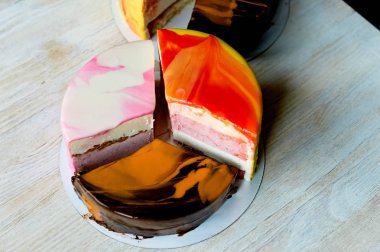 Burada üç böyle harika set mousse kek