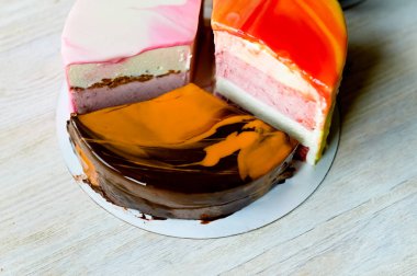 Burada üç böyle harika set mousse kek