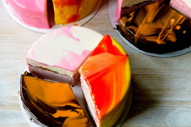 Burada üç böyle harika set mousse kek