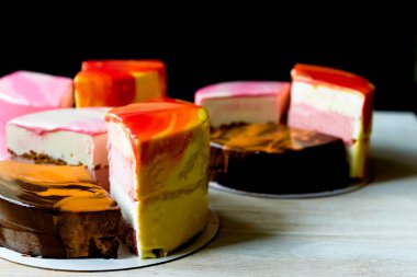 Burada üç böyle harika set mousse kek