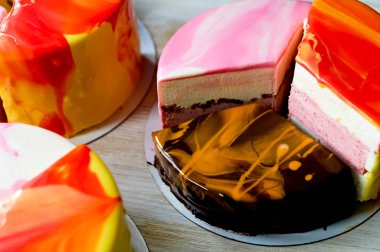 Burada üç böyle harika set mousse kek