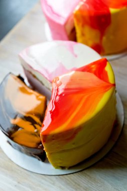 Burada üç böyle harika set mousse kek