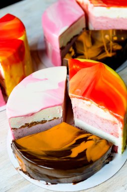 Burada üç böyle harika set mousse kek