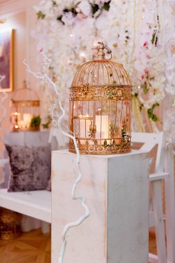 Bir beyaz tahta Kaide mum ile altın kafes. Düğün Fotoğraf bölge
