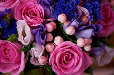 Düğün buket pembe ve mor tonlarında. Güzel ve narin. Doku