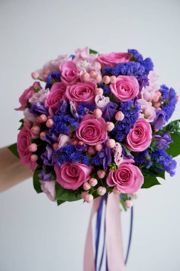 Düğün buket pembe ve mor tonlarında. Güzel ve narin.