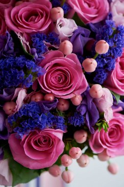 Düğün buket pembe ve mor tonlarında. Güzel ve narin. Doku