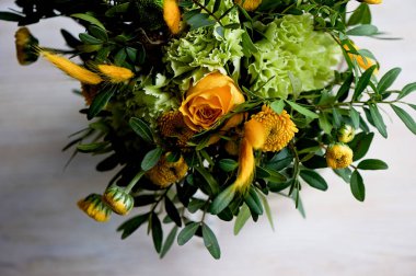 Krizantem, gül ve boyalı tahıl bileşiminde yeşil karanfil ile sarı gelin buketi