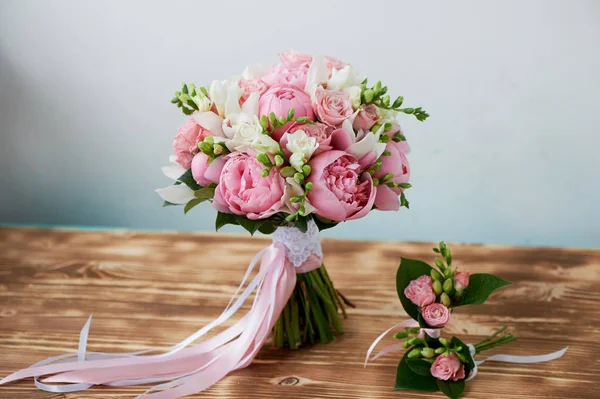 Свадебный букет невесты классические формы в розовых тонах. Свадебная флористика — стоковое фото
