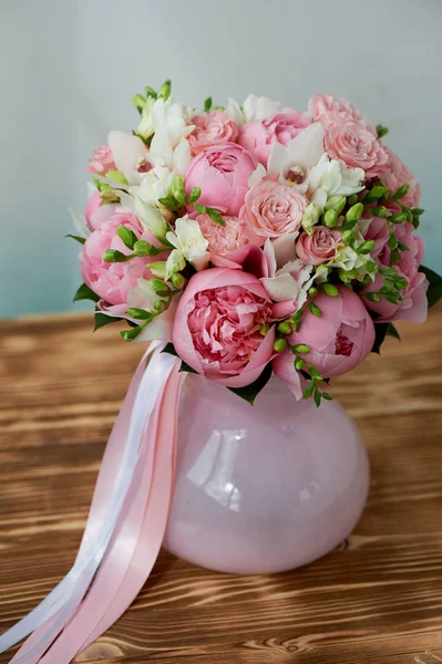 Le bouquet de mariées de pivoines roses douces et de roses blanches. Mariage floristique.Forme classique — Photo