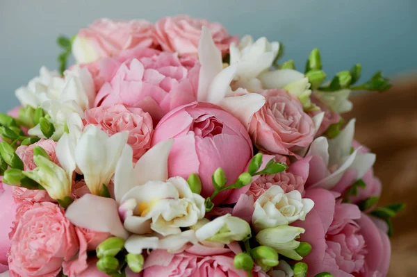 Le bouquet de mariées de pivoines roses douces et de roses blanches. Mariage floristique.Forme classique — Photo