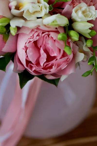 Yumuşak pembe peonies ve beyaz güllerden gelin buketi. Floristik düğün. Klasik formu — Stok fotoğraf