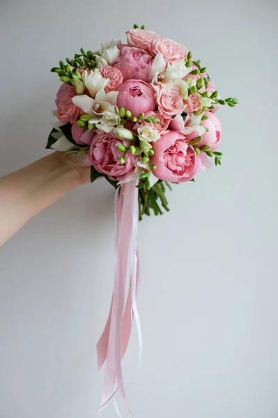 O buquê de noivas de peônias rosa suaves e rosas brancas. Floristry.Classic forma de casamento — Fotografia de Stock