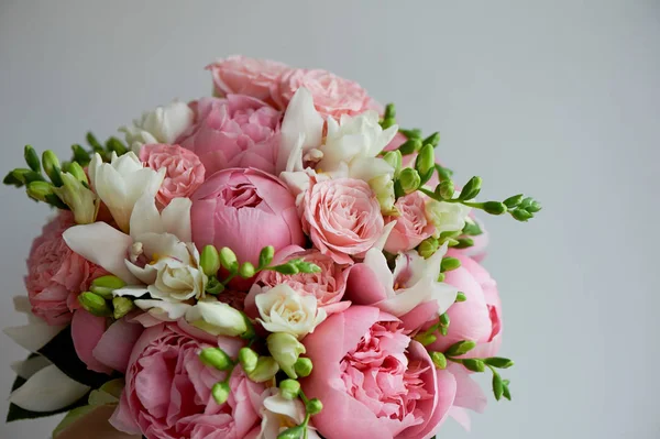 De bruiden-bouquet van zacht roze pioenrozen en witte rozen. Het huwelijk van bloemsierkunst. Klassieke vorm — Stockfoto