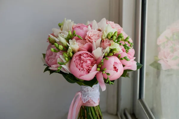 Le bouquet de mariées de pivoines roses douces et de roses blanches. Mariage floristique.Forme classique — Photo