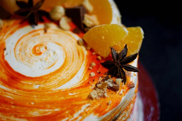 Havuçlu kek. Parlak, sulu ve alışılmadık bir pasta. Sulu ve inanılmaz fıstıklı karamelli kek tabakası başarıyla vurgular.