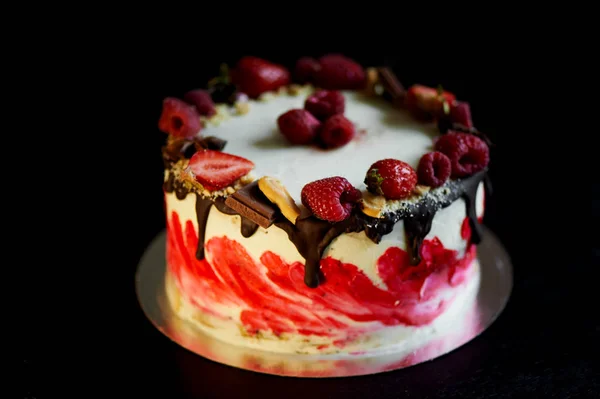 Пирожные ягоды. Невероятно нежный маковый торт со сметаной, вишней и смородиной и слоем хрустящей безе . — стоковое фото