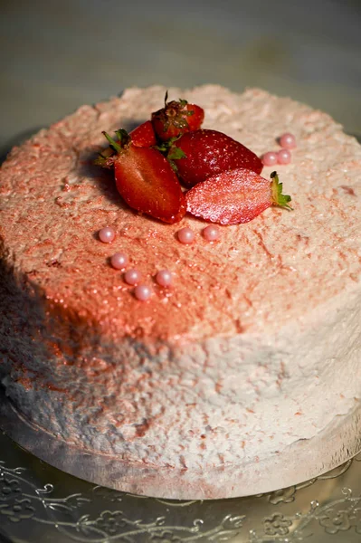 Ο σεφ ζαχαροπλαστικής Κόψτε το κέικ. Κέικ φράουλα γιαούρτι. Αποτελείται από παντεσπάνι βουτύρου, που καλύπτεται με βάση την κρέμα φράουλα γιαούρτι ζωντανά. Γέμιση: φρέσκες φράουλες και φράουλα κονφί. Εξωφρενικά — Φωτογραφία Αρχείου