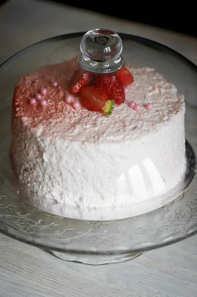 Il pasticcere ha tagliato la torta. Torta allo yogurt alla fragola. Si compone di pan di Spagna burro, coperto con yogurt alla fragola vivo a base di crema. Riempimento: fragole fresche e confetti di fragole. Pazzamente. — Foto Stock